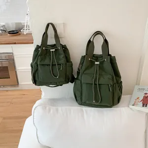 Mochilas minimalistas verde oliva con cordón en dos tamaños para el uso diario