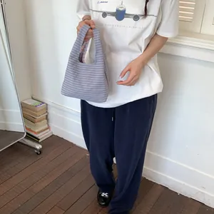 Detailansicht einer lavendelfarbenen karierten Stofftasche für den Sommerlook