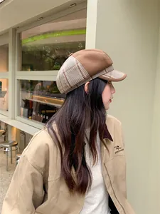 Modische Vintage-Plaid-Schirmmütze für Damen, von einem Modell im Freien präsentiert.