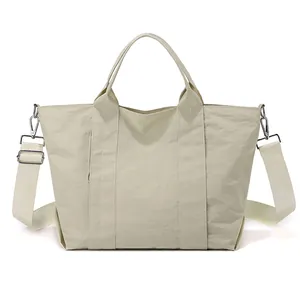 Vista frontale di una borsa tote in nylon beige minimalista di grande capacità