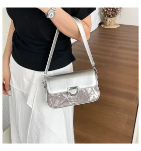 Stilvolle metallisch silberne kleine quadratische Tasche mit Marmortextur getragen