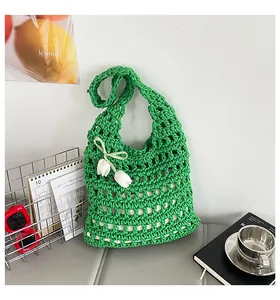 Bolso de hombro de ganchillo verde hecho a mano con adorno de dije de tulipán blanco