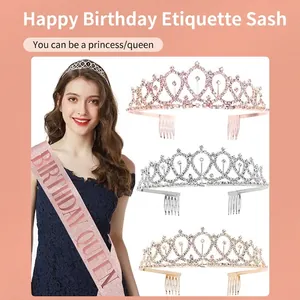 Zoom sur une écharpe d'anniversaire pailletée et trois diadèmes en strass de couleurs variées