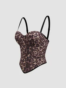 Vista dettagliata di un corsetto leopardato con strass scintillanti e spalline nere.