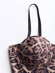 Primo piano di un corsetto leopardato con strass e dettagli di stecche interne di sostegno