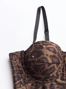 Dettaglio ravvicinato del top a corsetto leopardato con decorazioni di strass brillanti