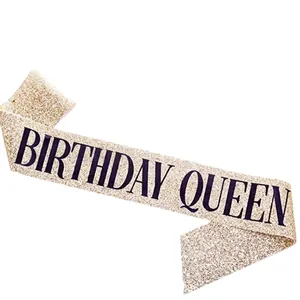 Écharpe Birthday Queen dorée scintillante avec lettrage noir élégant pour les fêtes