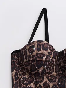 Vista ravvicinata del corsetto leopardato con strass brillanti e spalline sottili