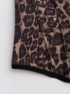 Primo piano del tessuto leopardato con strass scintillanti e stecche per corsetto