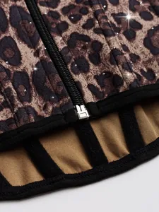 Dettaglio del top a corsetto con stampa leopardata, zip e strass brillanti