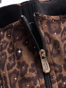Vista macro dettagliata del corsetto leopardato con strass e cerniera lampo dorata