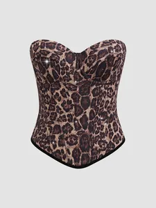 Dettaglio di un corsetto leopardato con stecche e accenti di strass scintillanti