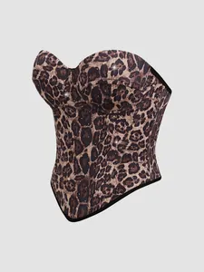 Vista dettagliata del corsetto leopardato con strass scintillanti e stecche di pesce