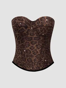 Vista dettagliata del bustino leopardato con decorazioni in strass brillanti