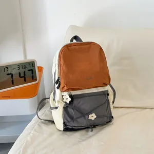 Lifestyle-Ansicht eines wasserabweisenden Rucksacks im Color-Block-Design mit Blumendetails