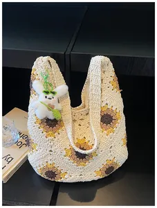 Borsa tote all'uncinetto con motivi a girasole e ciondolo a forma di coniglietto