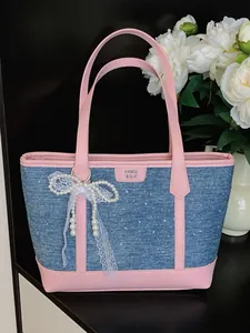 Sac Fourre-tout en Denim de Grande Capacité pour Femmes Mode PU Cuir Patchwork Sac à Épaule Avec Pendentif Noeud en Dentelle et Perles