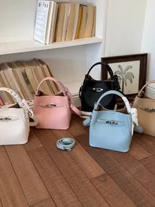 Κομψές δερμάτινες τσάντες bucket για γυναίκες σε πέντε χρώματα με κομψές λαβές από μαντήλι.