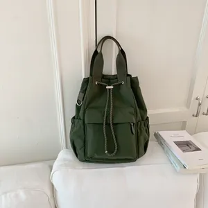 Mochila versátil verde oscuro con cordón y gran capacidad para traslados con estilo