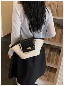Femme avec un sac en paille tressée élégant à rabat matelassé et bandoulière chaîne