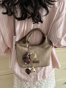 Sac panier en paille de style français avec breloques en bois pour usage quotidien
