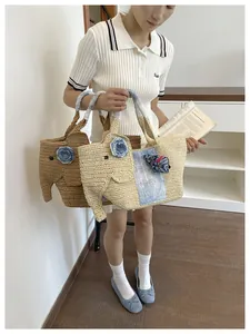 Sac fourre-tout en paille tissé à la main en forme d'éléphant porté par un mannequin