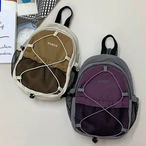 Vista detallada de dos mochilas deportivas bicolor con diseño de cordón elástico