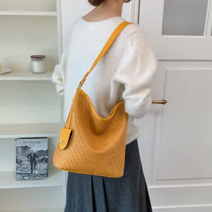 Gele geweven leren emmertas voor dames, grote retro hobo schoudertas in modieuze stijl