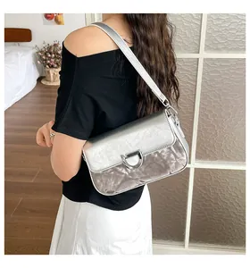 Stilvolle kleine quadratische Umhängetasche in Silbermetallic für Damen im Lifestyle.