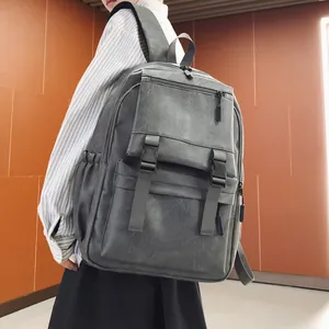 Gros plan d'un sac à dos vintage gris montrant les détails des boucles et texture