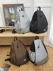 Zaino da trekking leggero ad alta capacità con elegante design a griglia per esterni