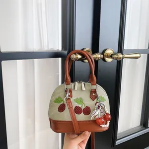 Exquisito bolso de mano de lona con bordado de cerezas y detalle de colgante de perla