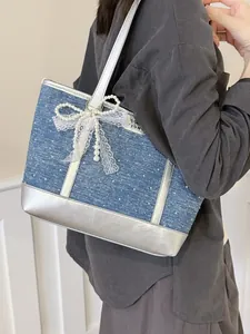 Sac fourre-tout élégant en denim bleu avec garniture argentée et nœud en perles de dentelle
