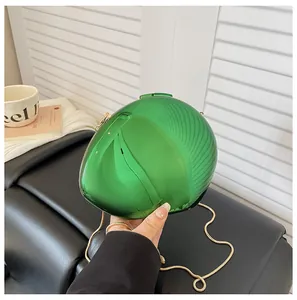 Vista dettagliata della borsa da sera verde lucida a forma di conchiglia con tracolla a catena.