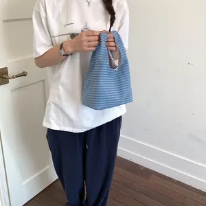Detailansicht einer blau karierten Handtasche aus Canvas, ideal für den Sommer