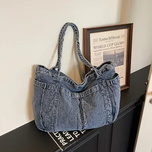 Sac fourre-tout en jean de grande capacité avec plusieurs poches dans une scène rétro