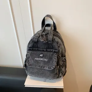 Nahaufnahme eines lässigen schwarzen Denim-Rucksacks für Damen mit AISHANGTAO-Stickerei