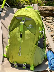 Großer, hellgrüner und leichter Wanderrucksack für Outdoor-Aktivitäten mit vielen Schnallen
