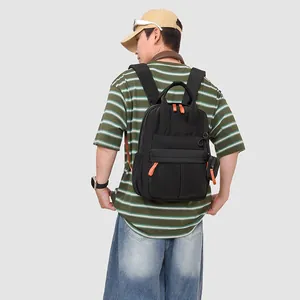 Detaillierte Rückansicht eines schwarzen wasserdichten Rucksacks mit orange Akzenten
