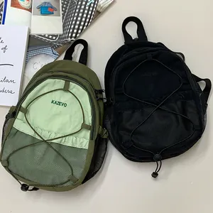 Detalle de mini mochilas retro informales con bolsillos de malla y diseño de cordón