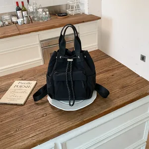 Mochila negra de gran capacidad con cordón y bolsillo frontal para uso diario o viajes