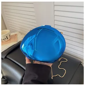 Elegante borsa da sera a specchio blu metallizzato a forma di conchiglia con catena