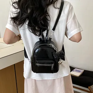 Trendiger schwarzer glänzender Mini-Rucksack mit süßem Schleifen- und Herz-Detail
