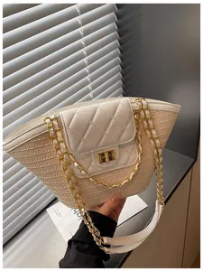 Vue détaillée du sac cabas en paille tissée avec rabat matelassé blanc et chaîne
