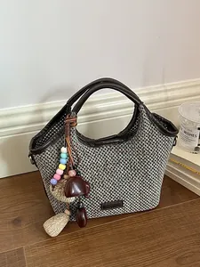 Sac à main chic en paille tressée de style français avec breloque à pompon coloré