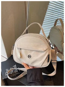 Primer plano de bolso bandolera minimalista de nailon beige con correa
