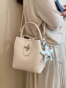 Sac seau classique en cuir grainé crème avec poignée supérieure et breloque étoile