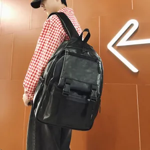 Gros plan d'un grand sac à dos rétro noir en similicuir pour étudiants et voyage