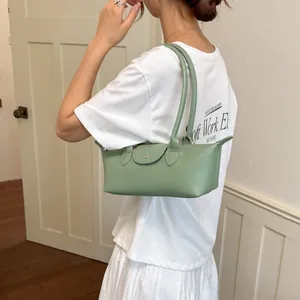 Vue détaillée d'un sac dumpling vert clair élégant pour les navetteuses coréennes.