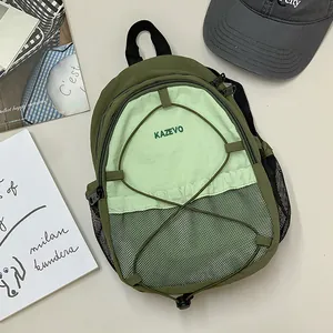 Mochila deportiva vintage verde de gran capacidad con cordón y detalles de malla